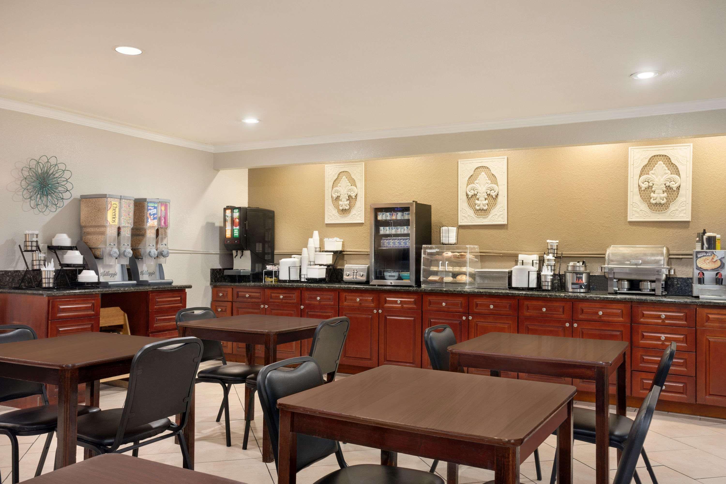 Baymont By Wyndham Kansas City Ku Medical Center Buitenkant foto